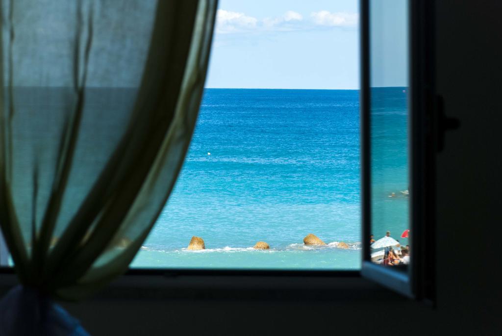 In Riva Al Mare B&B Capo dʼOrlando エクステリア 写真