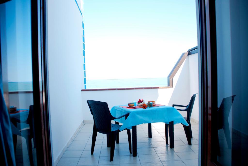 In Riva Al Mare B&B Capo dʼOrlando エクステリア 写真